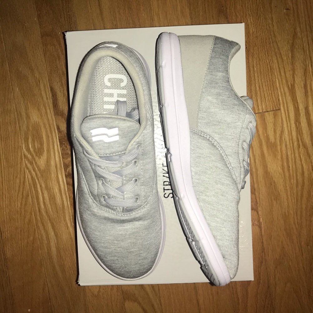 ST/KE MVMNT light grey knit sneakers. NWT size 8